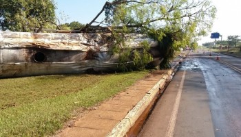 caminhao-carregado-com-glicerina-tomba-em-rodovia-de-ibitinga