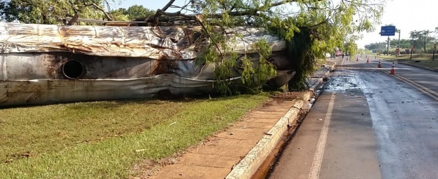 caminhao-carregado-com-glicerina-tomba-em-rodovia-de-ibitinga