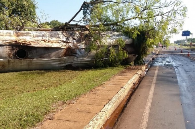 Caminho carregado com glicerina tomba em rodovia de Ibitinga