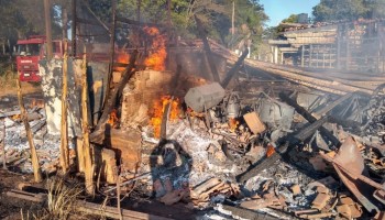 incendio-destruiu-deposito-em-cambaratiba