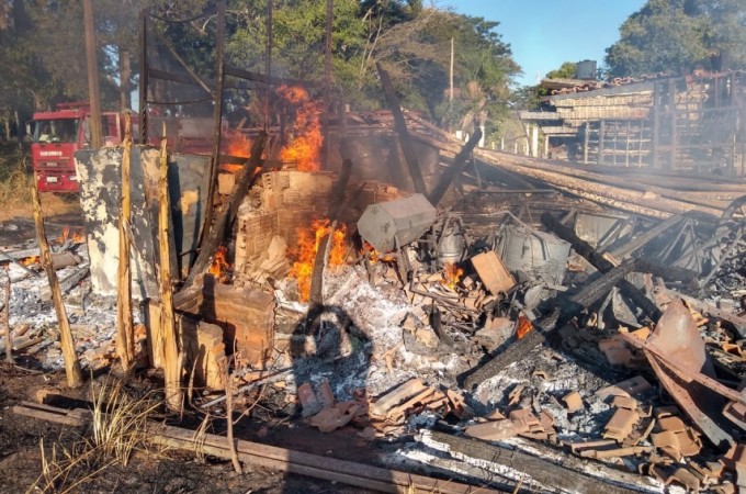 Incndio destruiu depsito em Cambaratiba