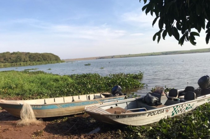 PM Ambiental flagra pescadores com tarrafa e apreende barco