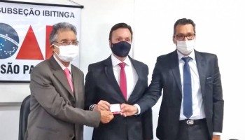 oab-de-ibitinga-realiza-entrega-de-carteirinha-para-dr.-carlos-ocon