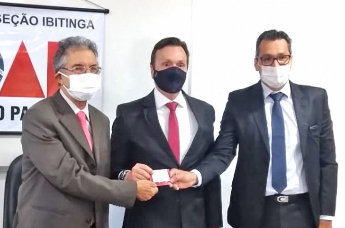 OAB de Ibitinga realiza entrega de carteirinha para Dr. Carlos Ocon