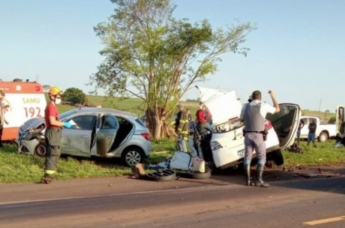 SP-317: Acidente envolvendo 03 carros e um caminho mata enfermeira