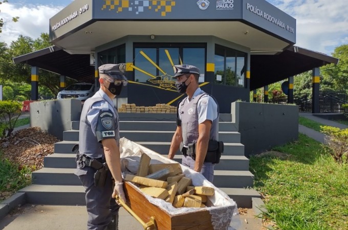 PM Rodoviria apreende maconha escondidos dentro de caixo em Lins