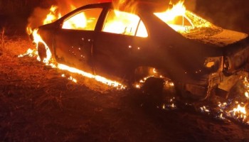 nova-europa-policia-investiga-carro-incendiado-e-com-marcas-de-tiro