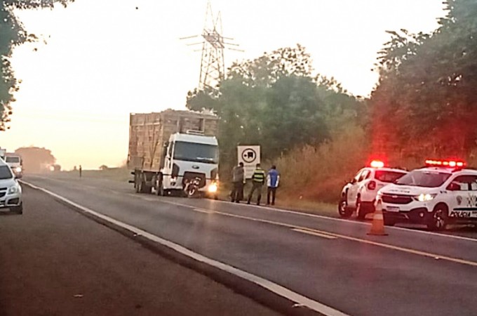 Motociclista morre aps ser atingido por caminho em Bariri