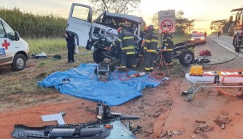 tabatinga-motorista-fica-preso-apos-batida-entre-caminhoes