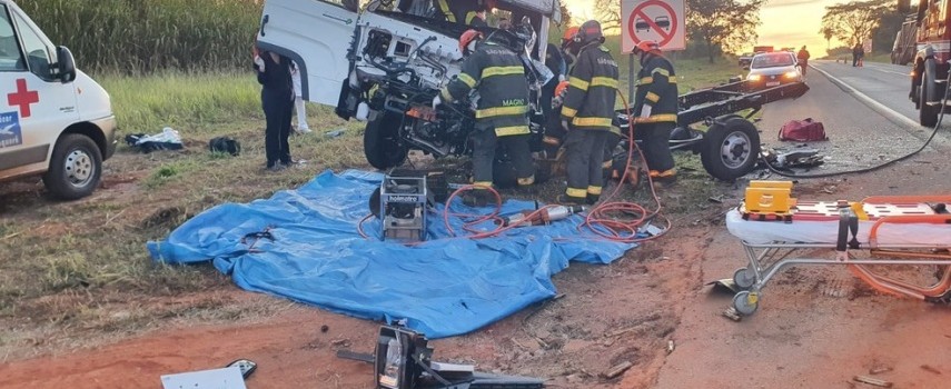 tabatinga-motorista-fica-preso-apos-batida-entre-caminhoes