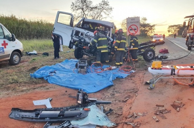 Tabatinga: Motorista fica preso aps batida entre caminhes