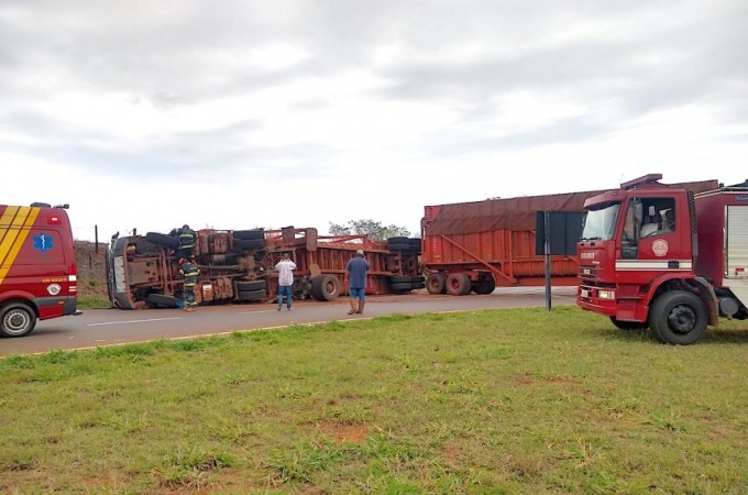 SP-304: Carreta tombou na rodovia e motorista  socorrido