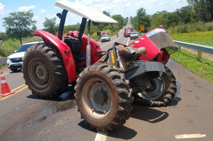 Borborema: Carro colidiu com trator na SP-333