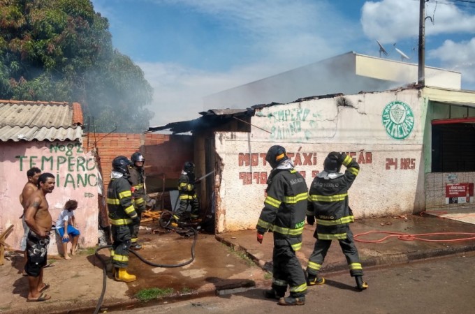 Corpo de Bombeiros controlou incndio com vtima na Vila Simes