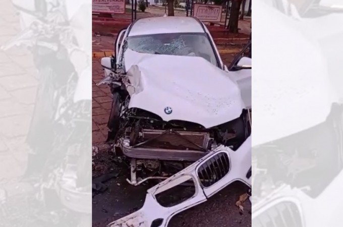 Carro de luxo fica destrudo aps coliso com rvore em Itpolis