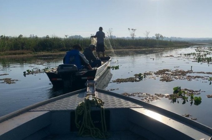 PM Ambiental flagra pescadores com redes ilegal no Rio Jacar Pepira