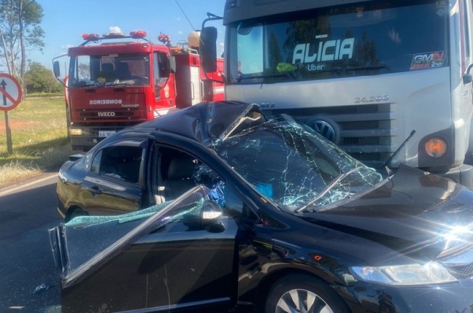 Itpolis: Motorista morre ao ter carro atingido por caminho 