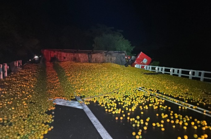 Acidente na SP-304: Caminho tombou na ponte do Rio Jacar Pepira