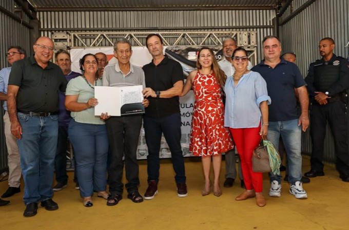 Governo de SP entrega regularizao fundiria em Borborema