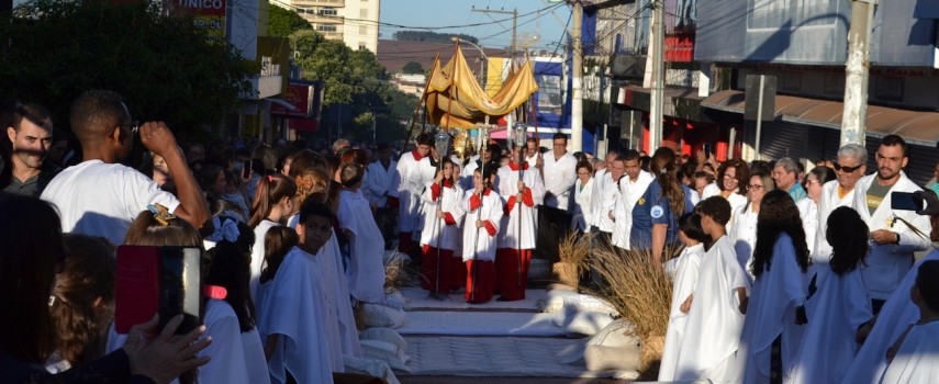 corpus-christi-em-ibitinga-reuniu-turistas-e-fieis