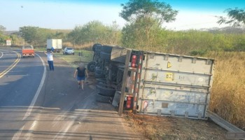 caminhao-tomba-e-motorista-fica-preso-as-ferragens-na-sp-321