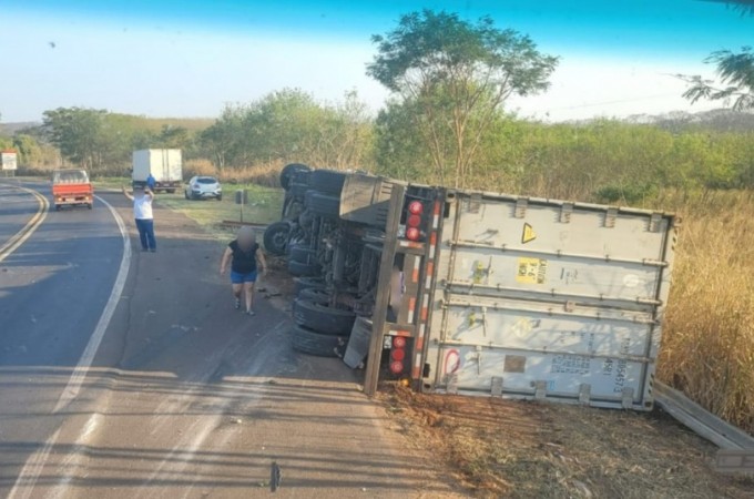 Caminho tomba e motorista fica preso s ferragens na SP-321