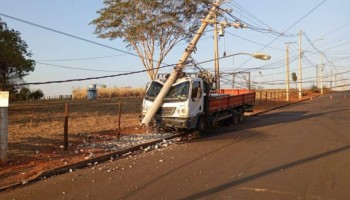 motorista-perde-o-controle-de-caminhao-e-atinge-poste