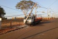 Motorista perde o controle de caminho e atinge poste