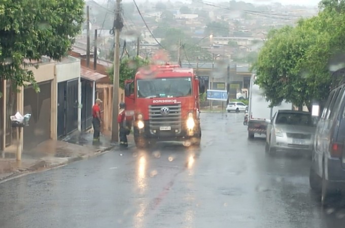 Bombeiros evitam incndio no Jd. Paineiras