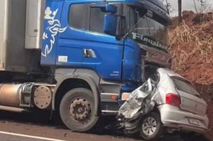 Bariri: Coliso frontal entre carreta e carro deixa 2 mortos 