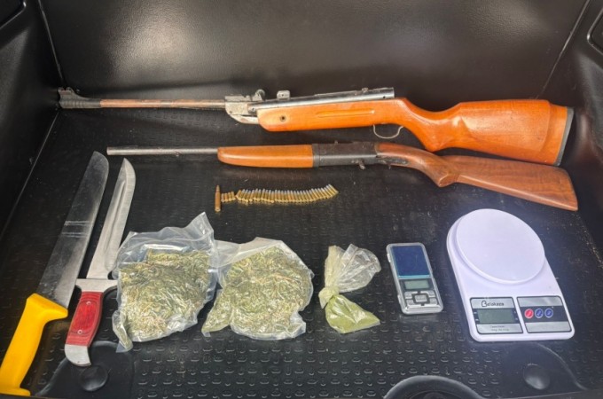 Pol�cia prendeu homem com armas e drogas em Borborema