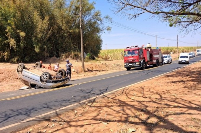 Mulher fica ferida ap�s capotar carro em vicinal de It�polis