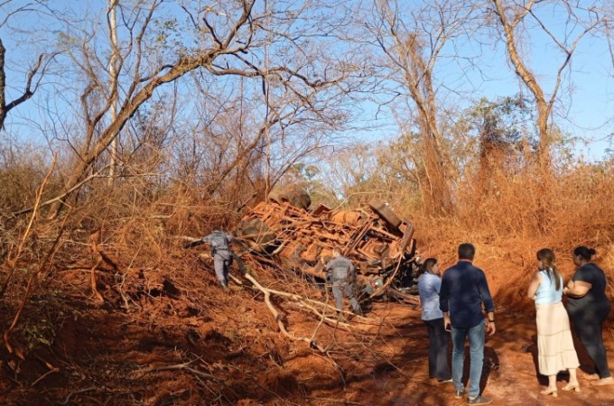 Caminh�o de combust�vel tomba em estrada rural de Ibitinga