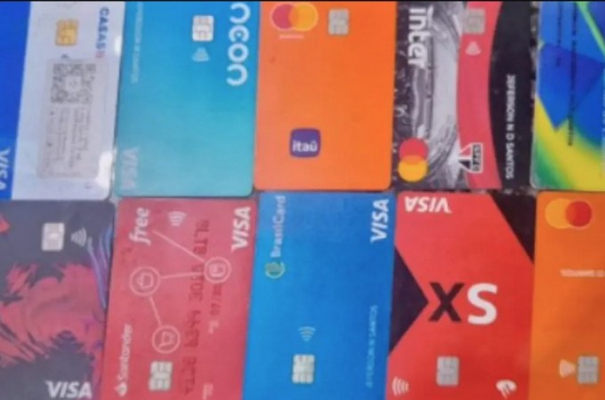 PM deteve homem com 10 cart�es de cr�dito em Ibitinga 