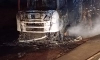 Ibitinga: Caminho de frigorfico pega fogo e carga foi incendiada