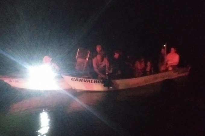 Rio Tiet�: 06 pessoas foram resgatadas ap�s barco ficar a deriva 