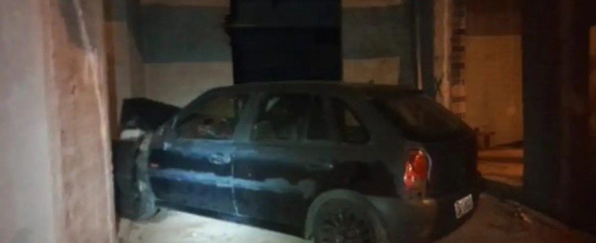 carro-invadiu-imovel-e-ocupantes-do-veiculo-fugiram