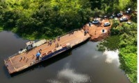 Balsa de travessia do rio Jacar�-Gua�u passa por manuten��o 