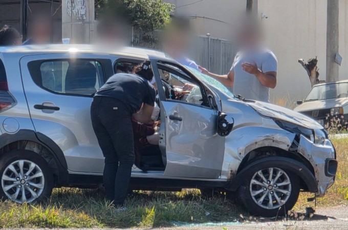 Carro capotou na avenida do Jd. S�o Jorge
