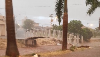 chuvas-de-duas-horas-faz-corrego-saltinho-transbordar