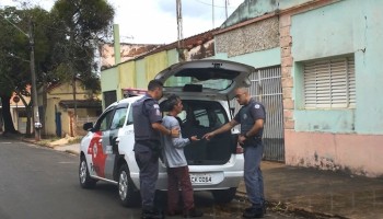 motorista-embriagado-colidiu-fusca-em-carros-estacionados