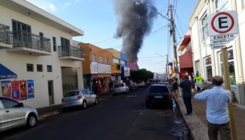 bombeiros-controlam-incendio-em-galeria-do-centro