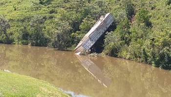 carreta-perde-freio-em-serra-e-cai-dentro-de-lago-em-pardinho