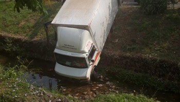 caminhao-desgovernado-cai-no-corrego-saltinho