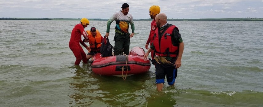 grupo-e-resgatado-apos-barco-afundar-no-rio-tiete-em-borborema