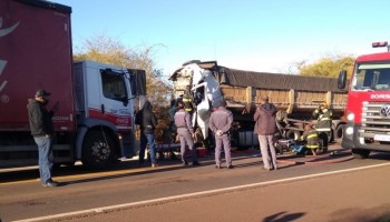 tabatinga-batida-entre-caminhoes-deixa-motorista-ferido-em-rodovia