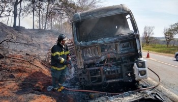 caminhao-pega-fogo-apos-passar-ao-lado-de-incendio-na-sp-331