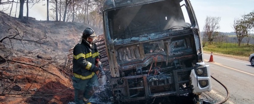 caminhao-pega-fogo-apos-passar-ao-lado-de-incendio-na-sp-331