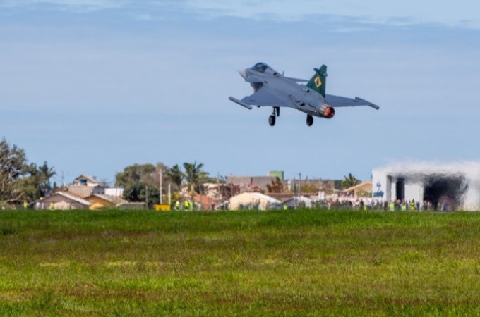 Caa da Fora Area faz voo teste em Gavio Peixoto