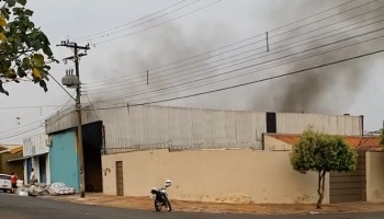 incendio-atingiu-fabrica-de-bordados-e-barracao-de-reciclaveis